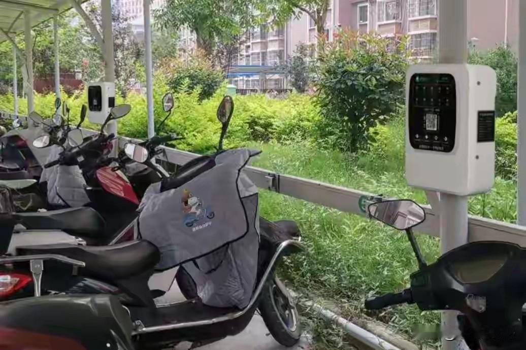 5分电费收3.7服务费？小区充电“糊涂账”该翻底了
·
小区车棚二维码一刷：“电