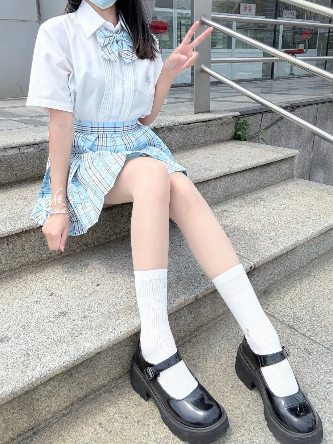 蓝色格裙