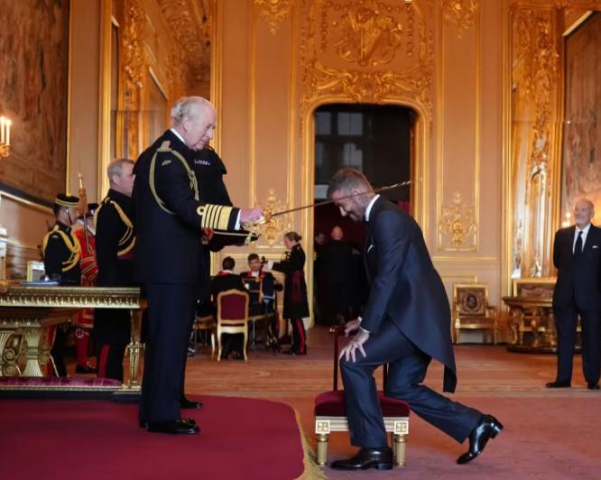 贝克汉姆在温莎城堡正式授勋！
 
当时在城堡里的场景特别让人动容。50岁的贝克汉