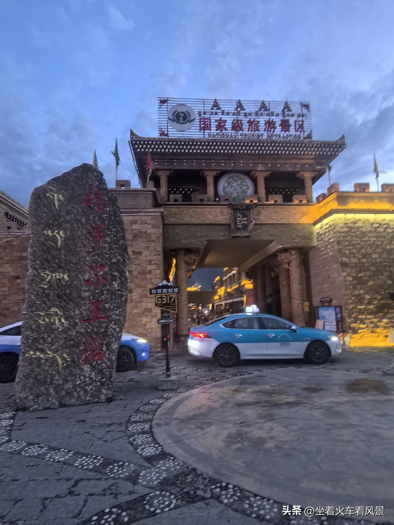 甘孜县城的出租车直接“堵”在景区大门口等客，真是长见识！川西之行，途经甘孜县，看