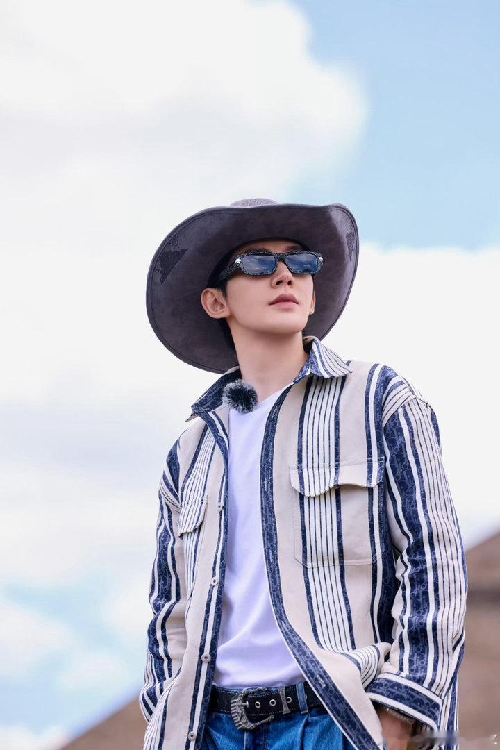 吴君如邓为王星越上演三角恋花儿与少年 吴君如邓为王星越这三角恋演得也太顺了，一边