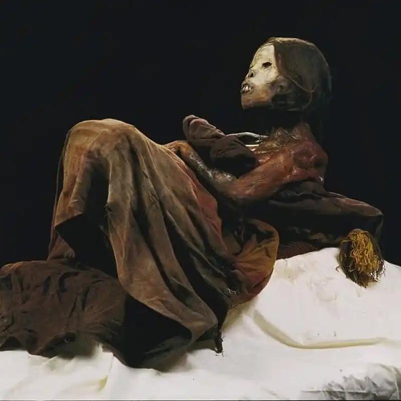 世界上保存最完好的木乃伊，是一个看起来像睡着了的少女。当考古学家揭开她脸上的布料