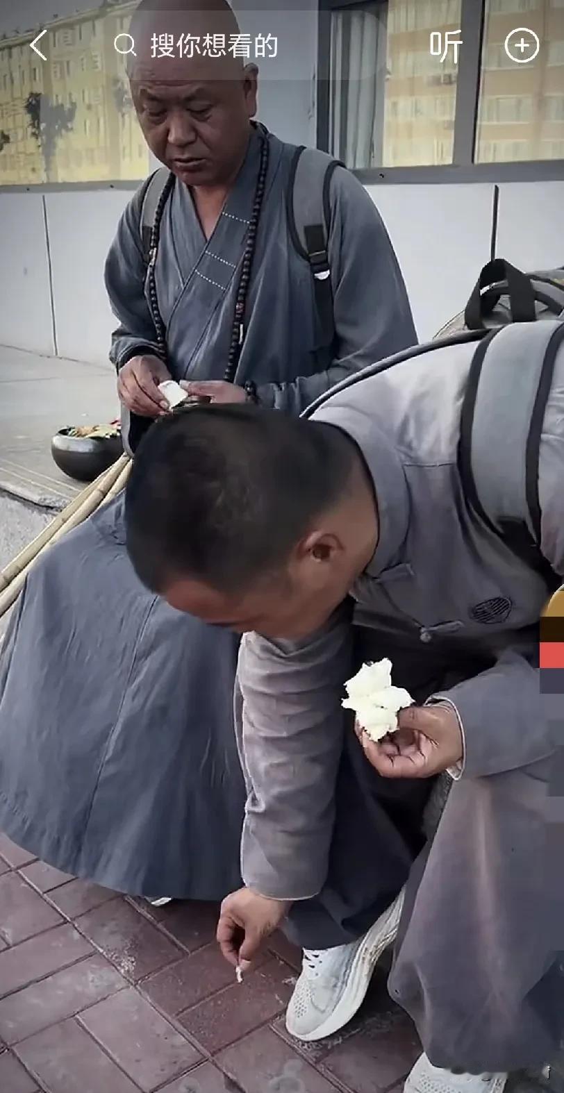 千万别被大和尚给误导了，佛教界还是有清流的！看看这两位行脚僧，朴素无华的装扮，在