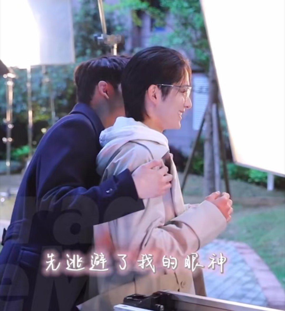 这算不算背后抱 
