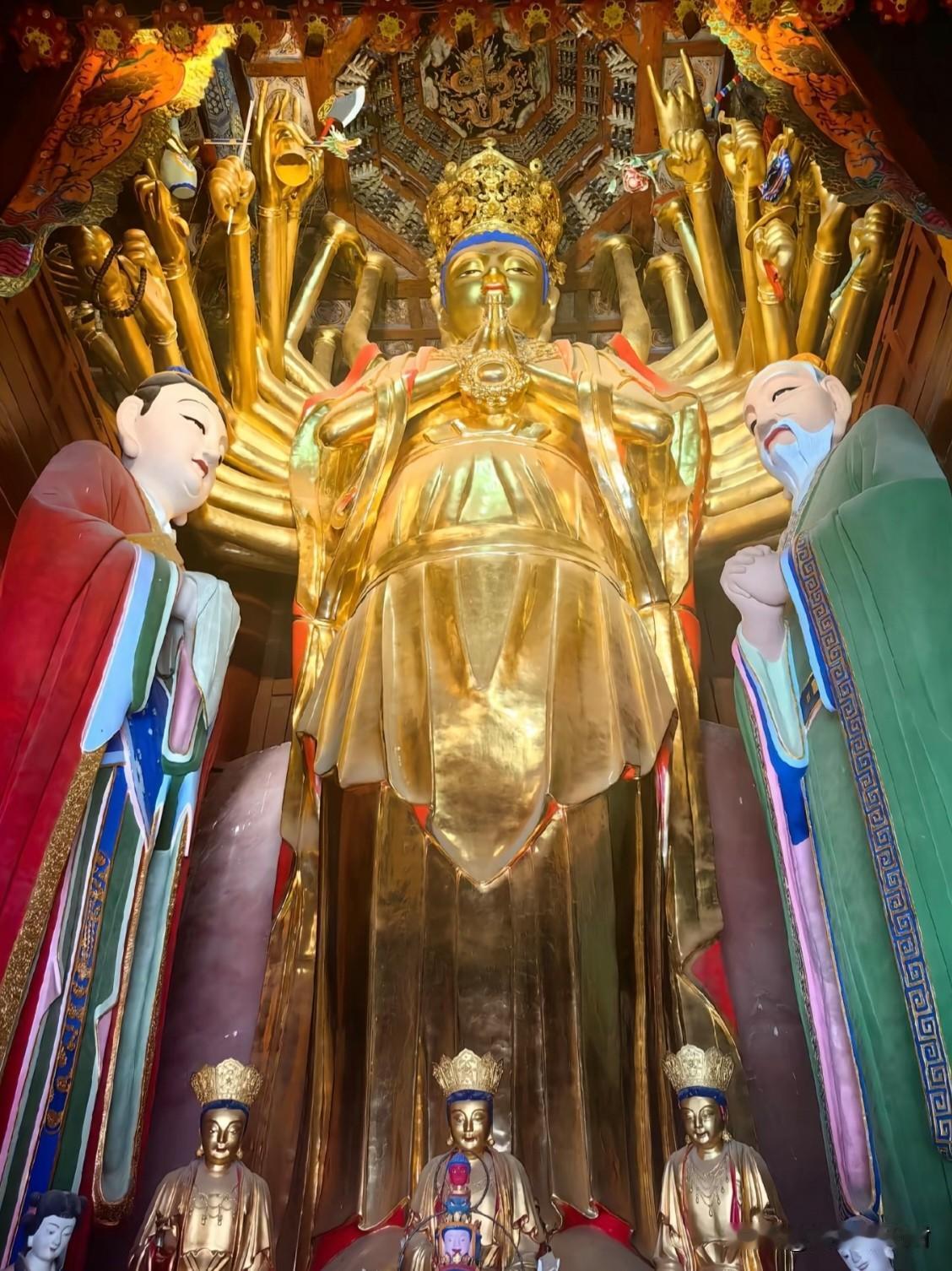 五台山金阁寺｜17.7米四十二臂观音，五台山第一高铜像
 
很多人来金阁寺，踏入