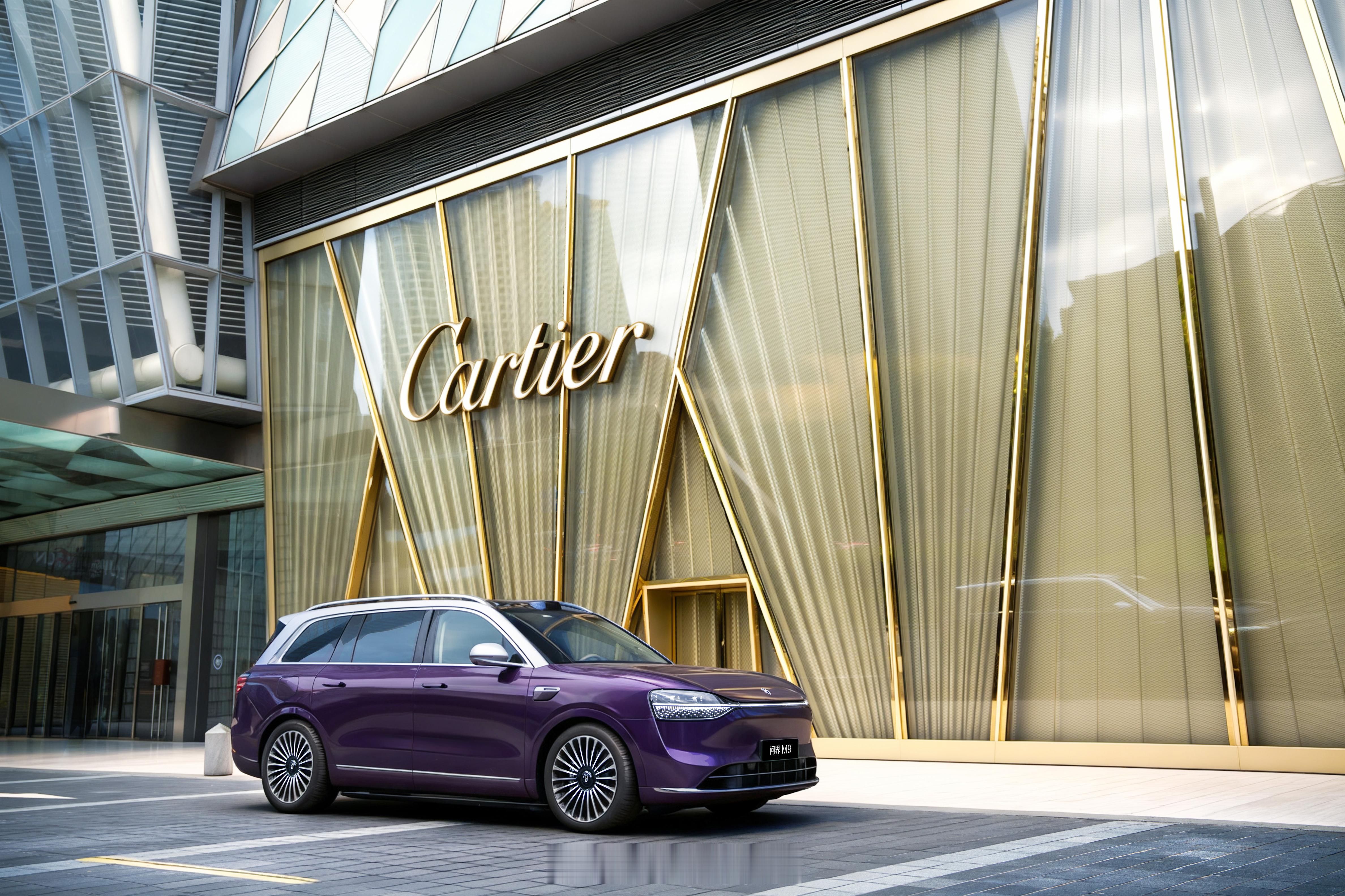 这个银镜紫的问界m9 你喜欢吗？ 设计美学的新突破，这个全新配色采用双色拼接设计