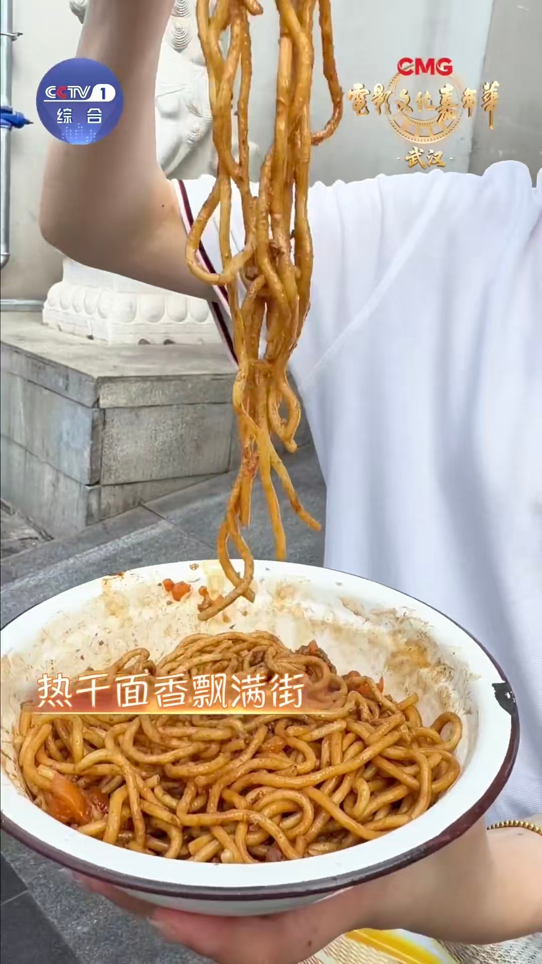 一支舞打卡武汉地标今天全民健身日电影文化嘉年华全民运动热潮席卷江城，大家结伴在大