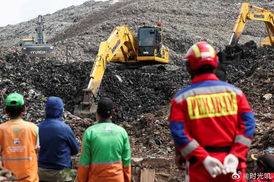 印尼最大垃圾场坍塌致7死3月8日，印尼雅加达最大垃圾填埋场因暴雨发生垃圾山坍塌，
