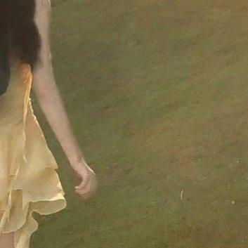 每日一善‎阳光‎信用每日一善晚上加班回家，看见路边有个卖花的老奶奶还没收摊。本来