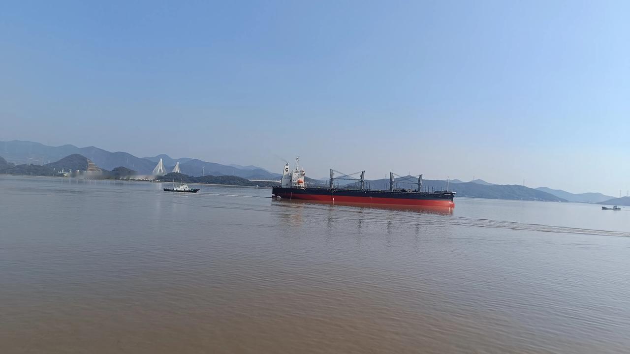 今天不到5点忽然醒了，去了趟厕所。
感觉也不太困干脆当一次早起吧。
以后继续早起