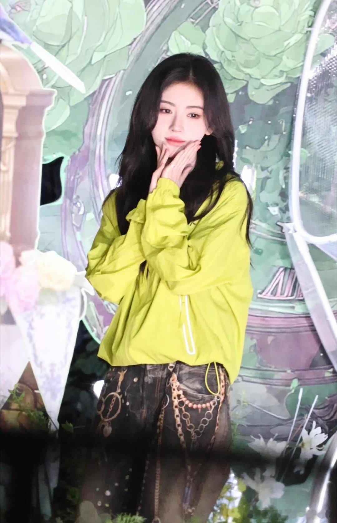 鞠婧祎一部剧宣了N个赛道  鞠婧祎新剧《万花世界》正式开机，闯荡11个多元小世界