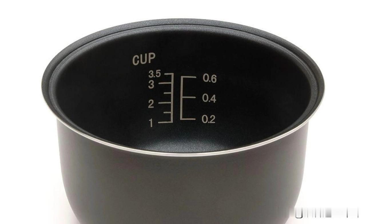 真有点不好意思说，居然到今天才搞懂电饭煲内胆上的刻度线是干嘛用的。
平时煮饭是不