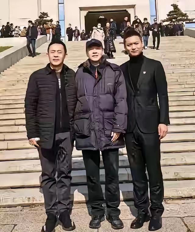 三位明星同框照
你们认识吗？
我只认识其中一位，他的演技炉火纯青，继能驾驭军人，
