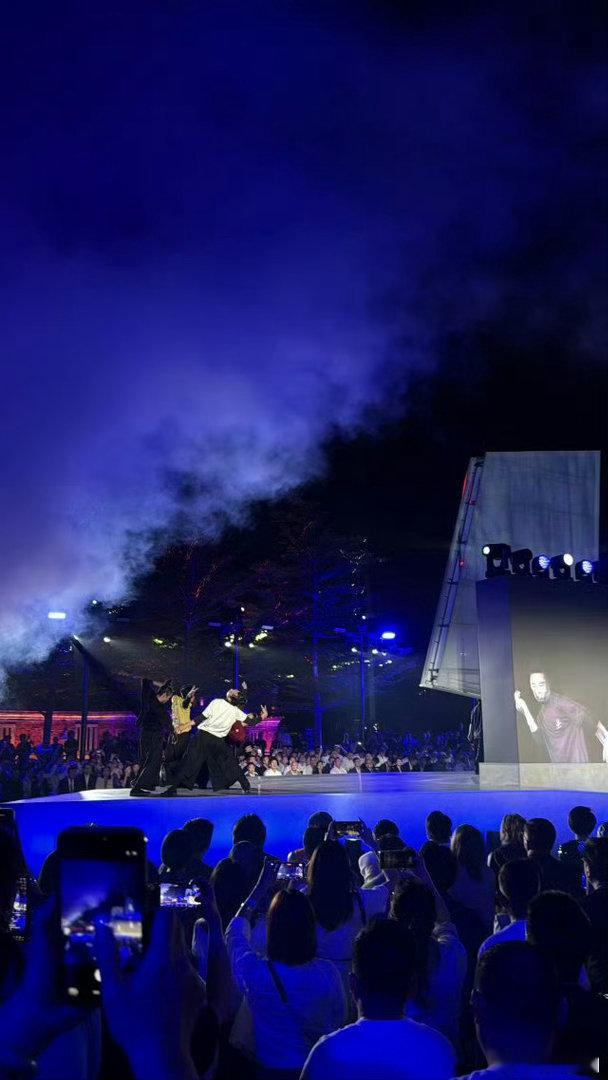 感受梧林的多彩之夜 池水、古厝、灯火、人影，梧林的夜不多彩，是太多彩了。 