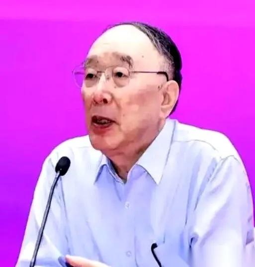 复旦黄教授开课，台下坐满正规学术训练出来的经济专家，没讲几页PPT底下人脸色就变