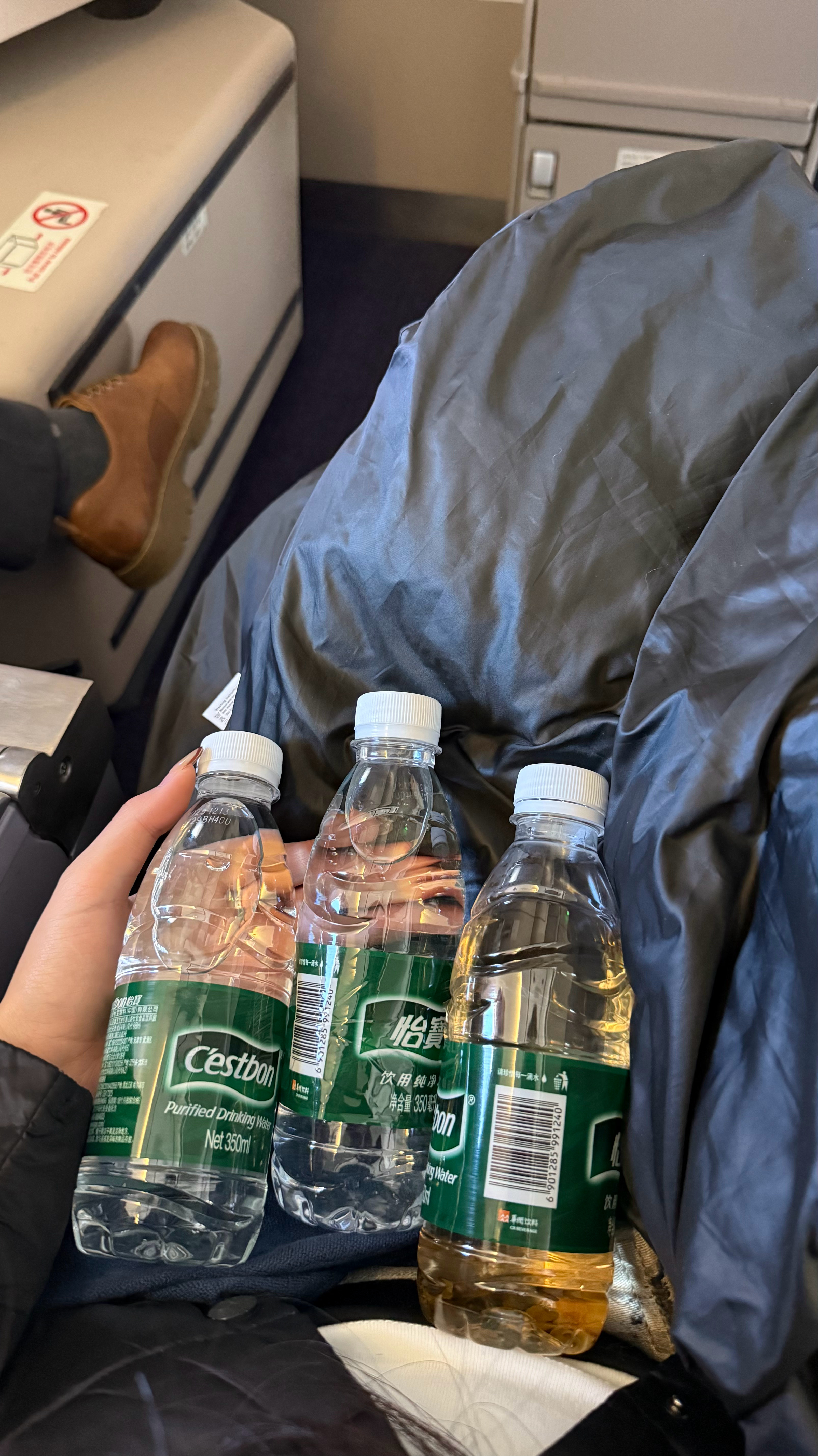 飞一趟哈尔滨，空乘姐妹一直在送热水，要落地的时候给了一个很烫的水瓶让暖手，女孩子