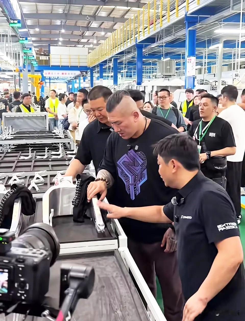 一顿普通的家常便饭聊天，
愣是让张雪狠狠展露了一把底气，
属实让人佩服。席间馆长
