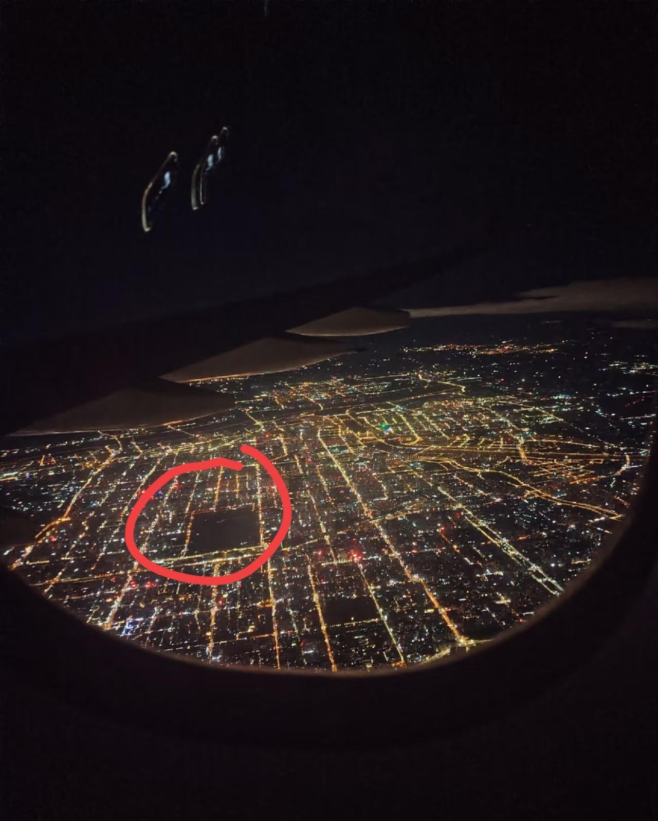 西安，中间那坨黑黑的是啥[呲牙]求助一下[祈祷][可爱][可爱]