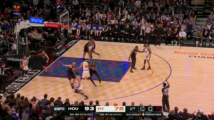 火箭大将小史密斯真是太悲催了！在今天火箭客场挑战尼克斯的比赛中，当时比赛进行到了