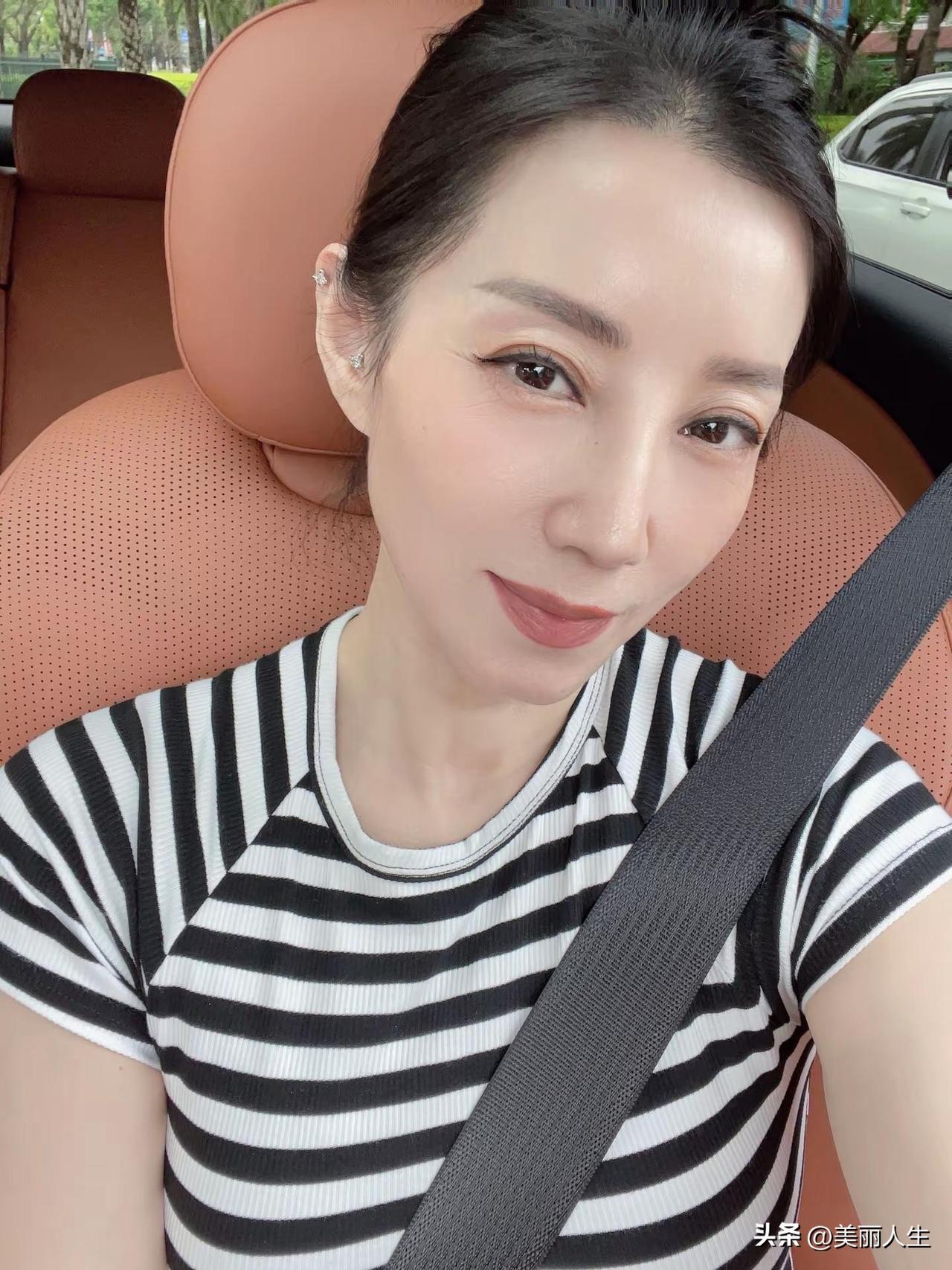 巷深渐觉灶烟迟，百味何如故里炊。
粿印浮香藏米气，鼎边飞雪化凝脂。
卤鹅老卤沉陶