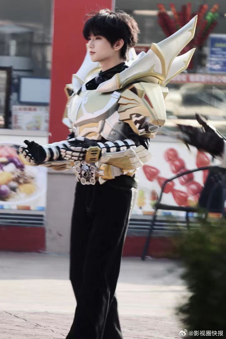穆祉丞说铠甲合体 谁懂啊，恩仔从小到大的中二魂从未熄灭，这次在周五晚高疯cos铠