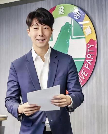 台“民进党发言人”吴峥发表严正声明，



7月22日，针对国民党再次出手提案阻