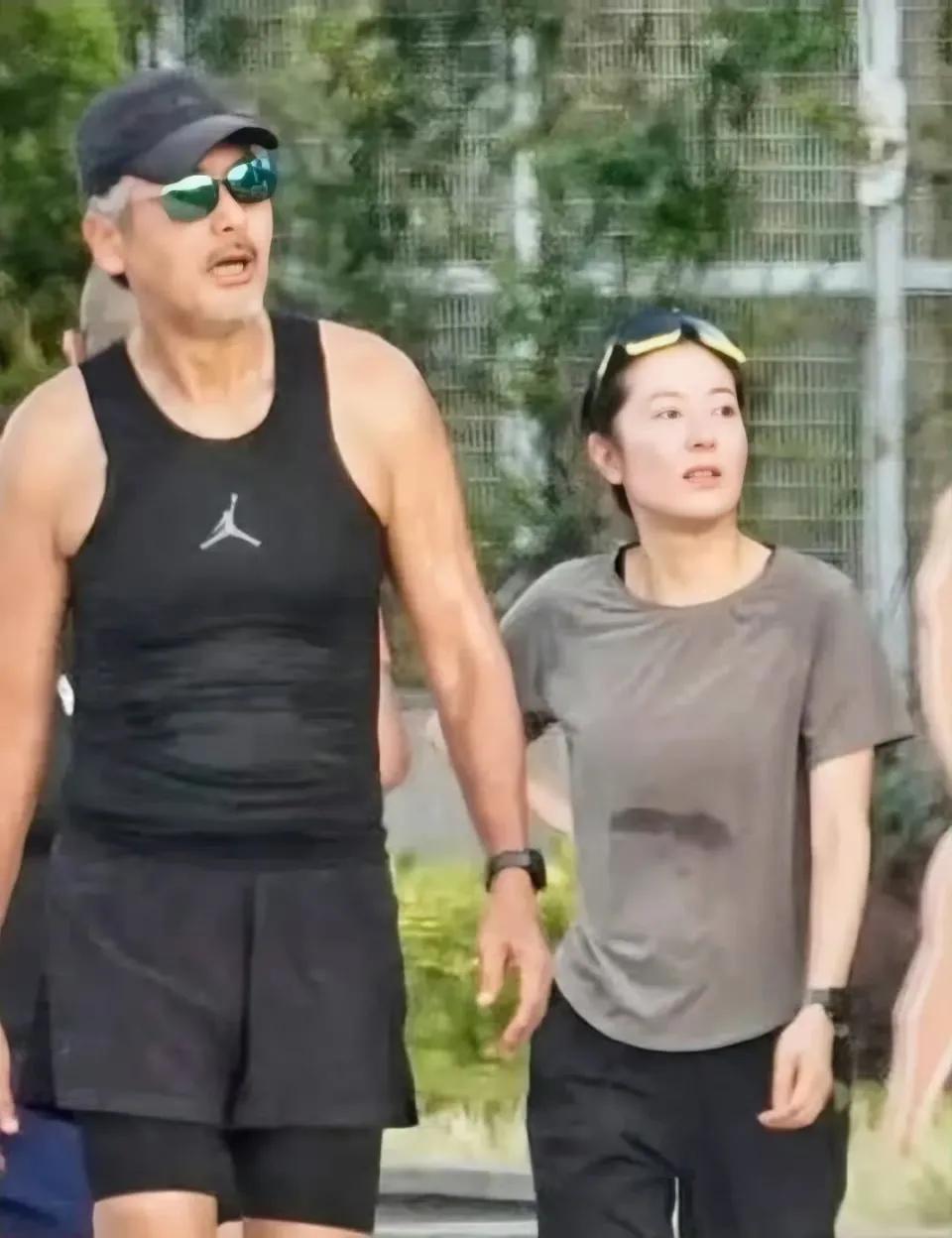 当年的上海滩双雄，周润发饰演的许文强风流倜傥玉树临风，吕良伟饰演的丁力骁勇善战有