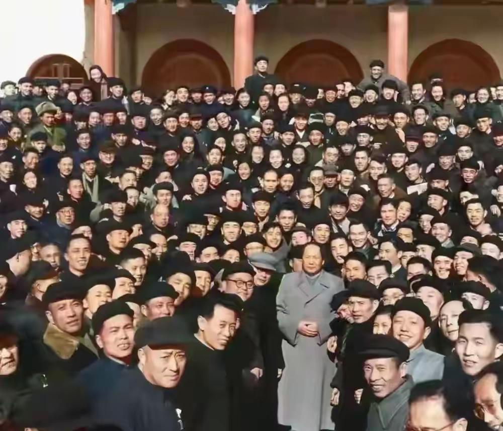 早已森严壁垒，更加众志成城。那时，毛主席与人民心贴着心，肩并着肩，凝成了实现民族