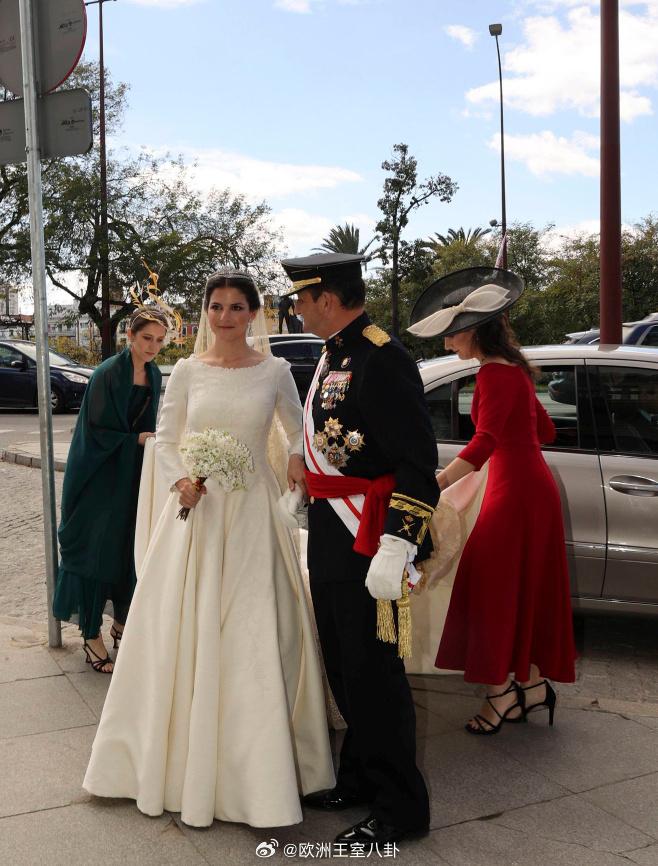 上周六，荷兰王储凯瑟琳娜-阿玛利亚公主到西班牙塞维利亚参加一场婚礼

新娘是圣地