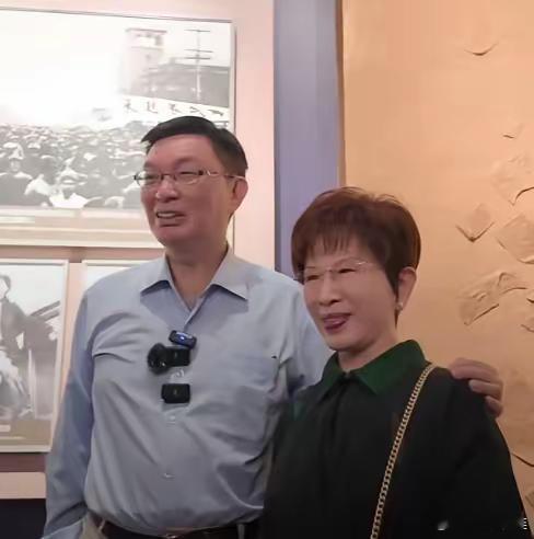 听完这段对话，才懂什么是风骨。“不只我一个人来了…” 在抗战纪念馆，苑举正教授刚