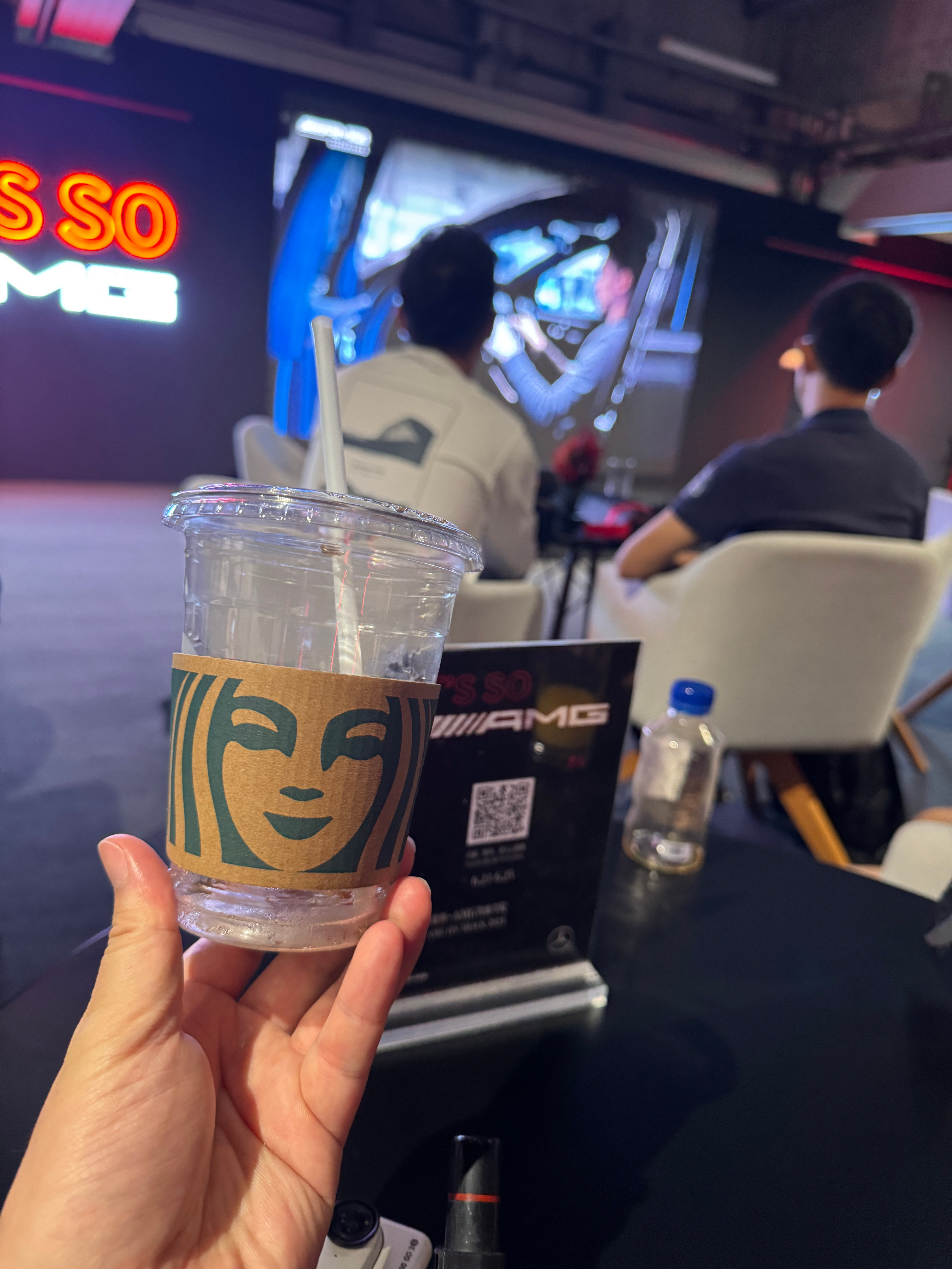在AMG活动上可以有免费的星巴克，随便喝！字节跳动100元餐标的免费三餐  ​​