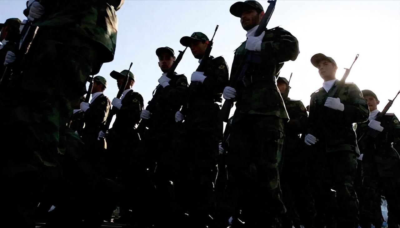 伊朗下手真狠！直接一锅端了73个美以雇佣军，一个跑掉的都没有，清一色全被拿捏，这