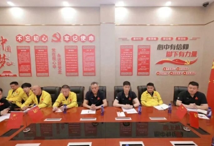 国乒成都开展党建活动 五一期间，国乒与球迷的互动结束后，中国乒乓球队党支部与四川
