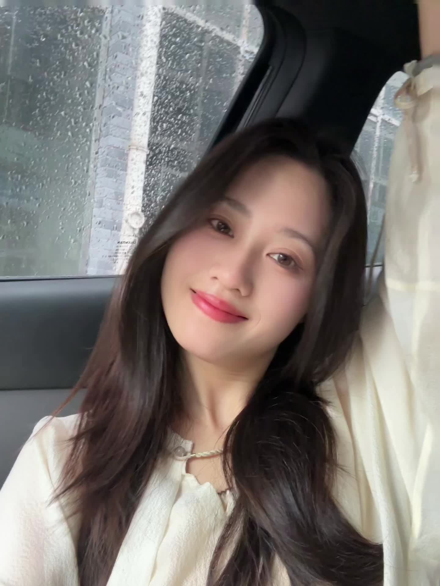 雨滴还挂在窗外呢