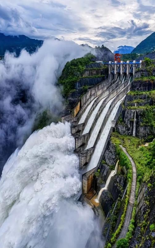 美国NASA研究团队曾发现，三峡大坝工程已造成地球自转轴位移，令地球极点位置移动