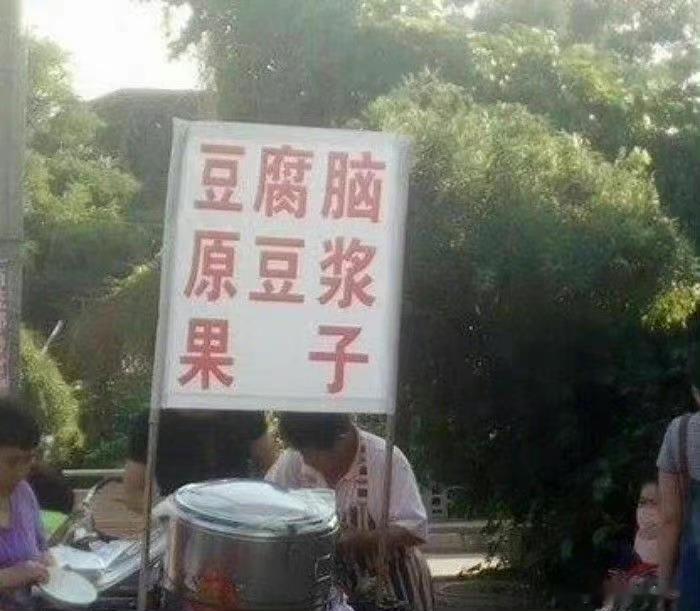 今儿好像降温，外面风很猛，树枝甩得就像飞了叶子。在以前，我肯定是要顶风出去游车河