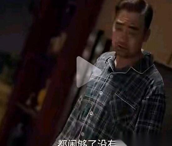 亲儿子在外面挨巴掌，亲妈躲在屋里连头都不敢抬。
这不是怂，这是把自己活活给卖了。