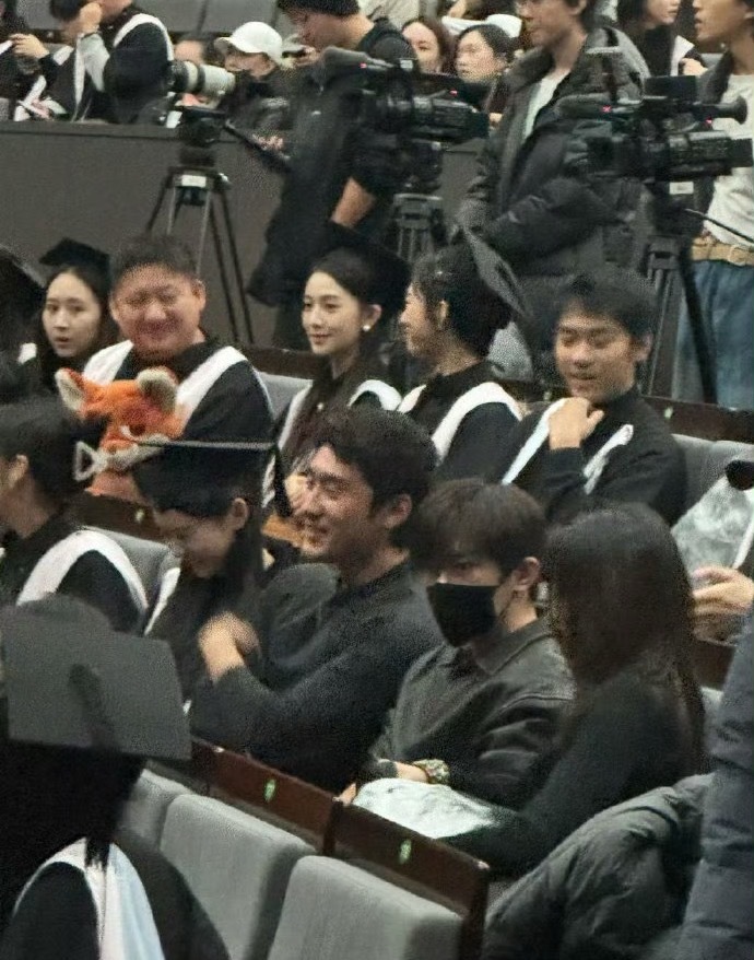 易烊千玺回中戏易烊千玺参加中戏补办毕业典礼 中戏校园再迎熟悉身影，补办典礼为青春