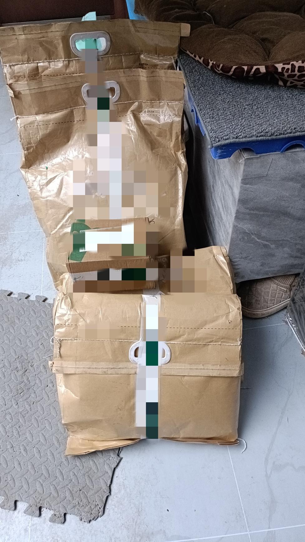 收到来自河北的好心人寄来的40斤狗粮和24斤猫粮，这位好心人已是多次寄来猫狗用品