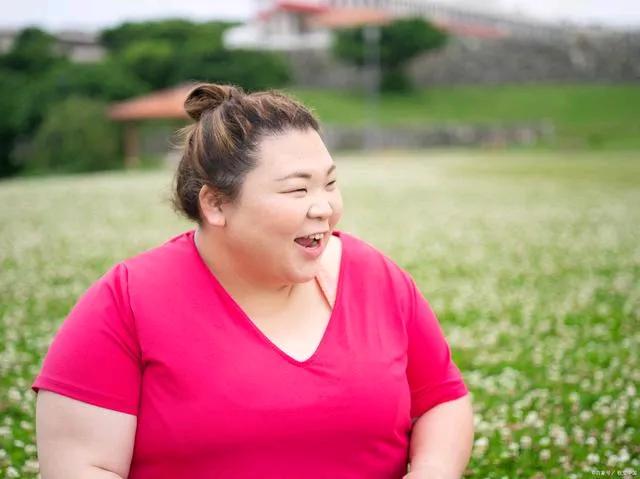#秋日生活记录#
我53岁，闺蜜51岁，我俩完全是两种女性的代表，两个极端。
 