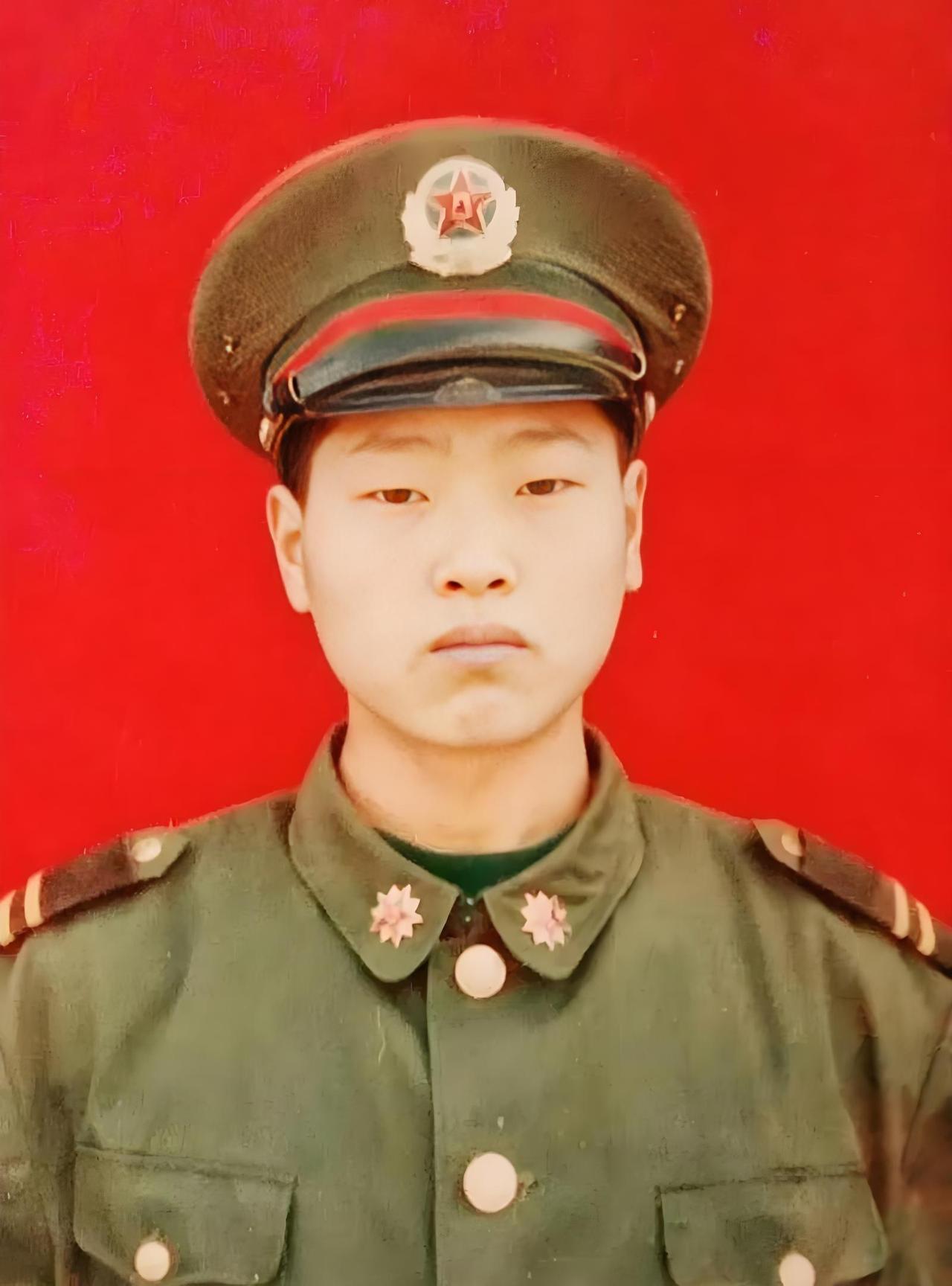 1995年，退伍老兵等不来安置，南下蹬三轮23年，47岁在镇政府散步，竟在公告栏