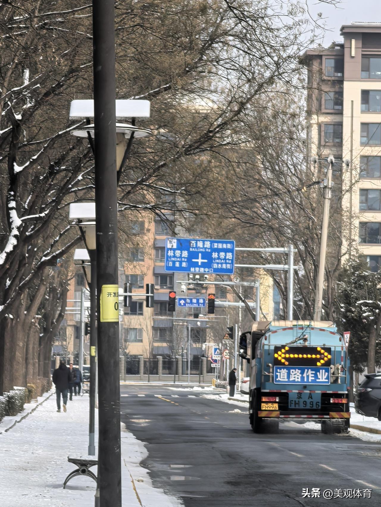 百隆路上的道路作业车——城市安全出行的卫士和开路先锋。