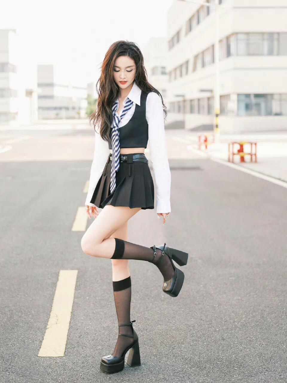 吴宣仪到底是腿长还是鞋跟长？ 