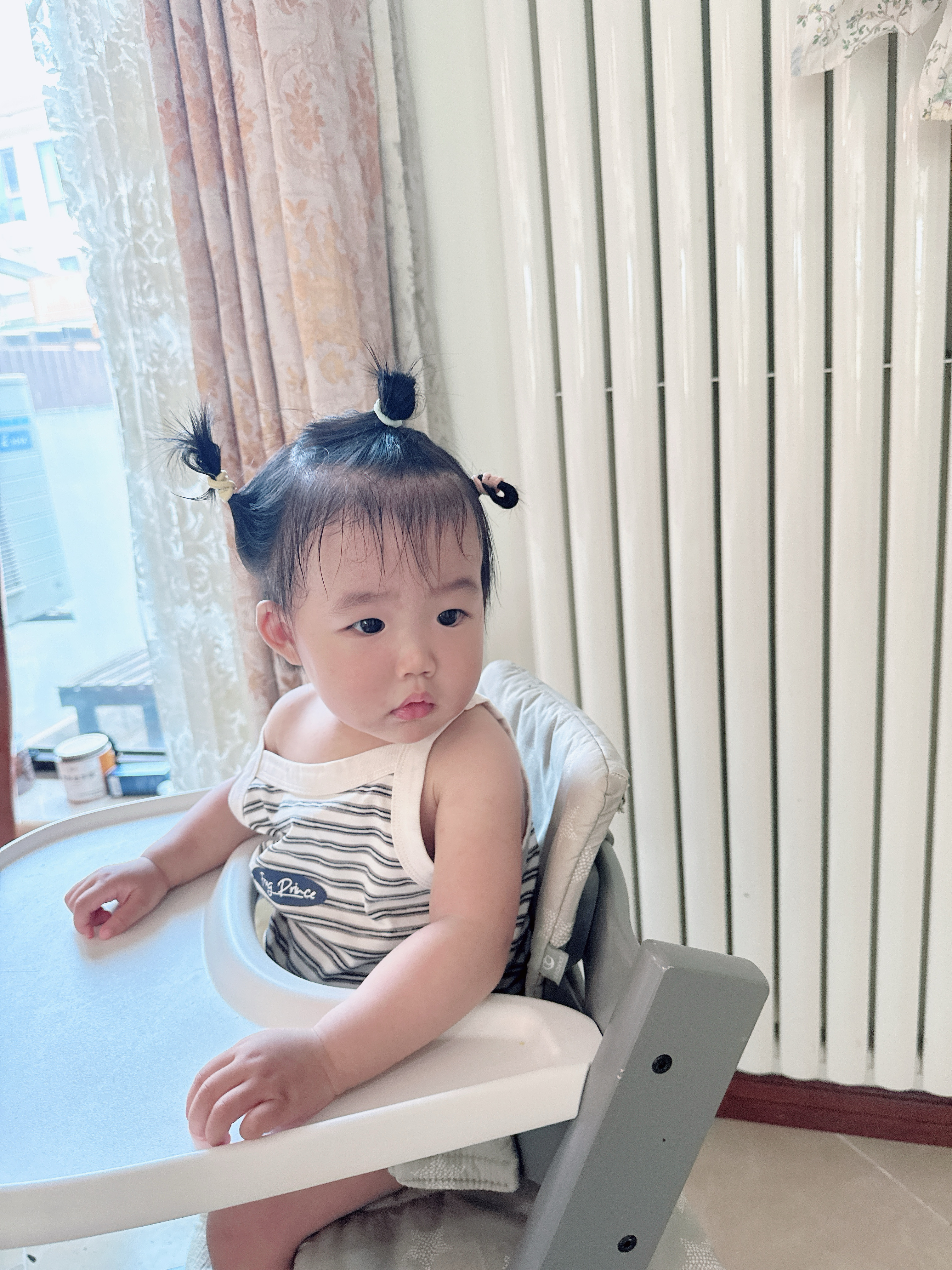大绾今天开始起疹子了终于再过两天就好了现在手也不老实，给她扎了小啾啾，想起来就都