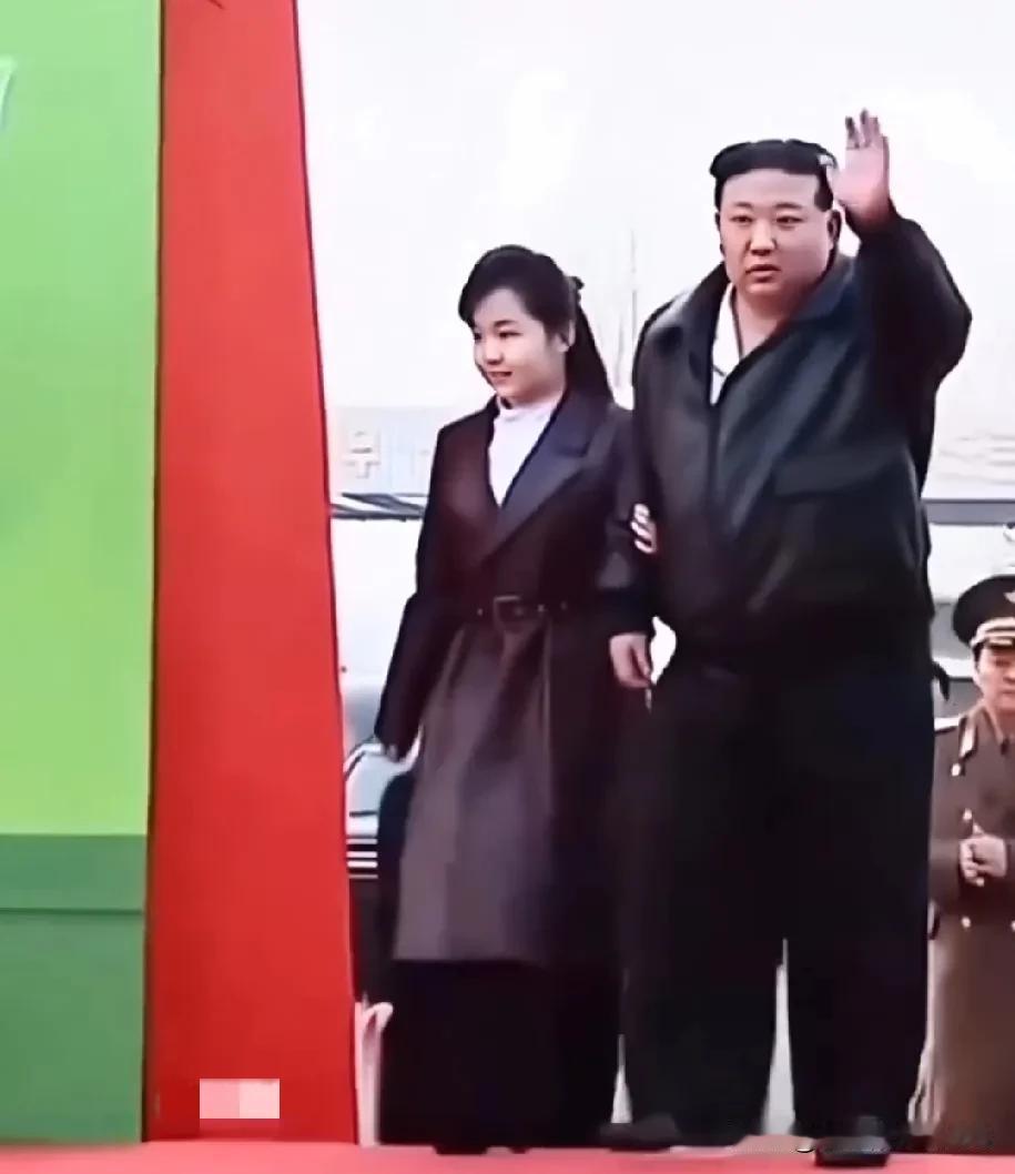 朝鲜的第一小公主，气质非凡，确实令人瞩目。小公主的样貌，要不说小眼睛不一定丑，大