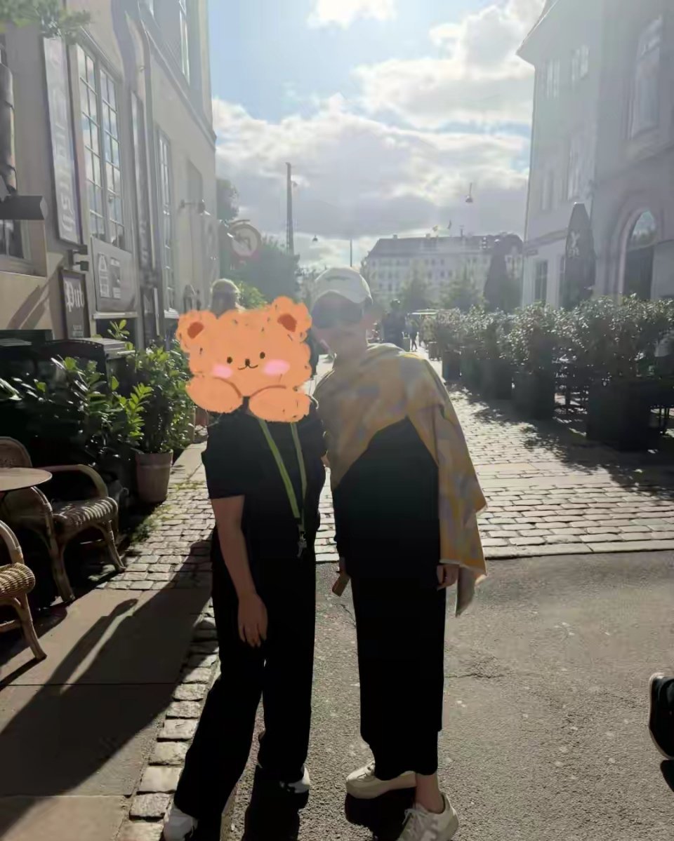 45岁田朴珺带女儿现身丹麦！在药店买一兜保健品，小腹隆起好明显 