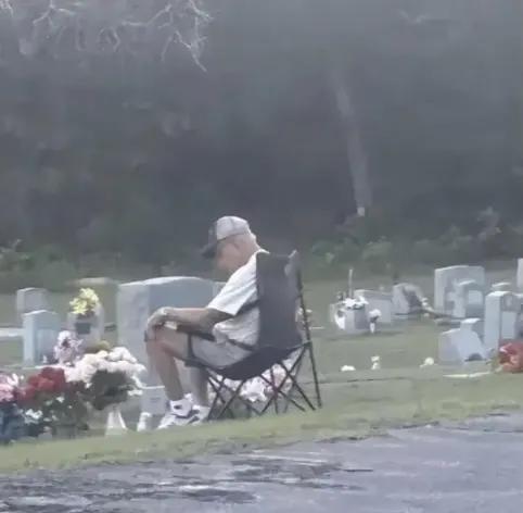 都说入土为安，可现在的规矩是...入土，得按月供。

79岁老爷子去墓园给爹妈续