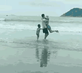 从男女之间的举动，对这个孩子到底是不是亲生，值得怀疑。如果说是亲生子女，相信没有