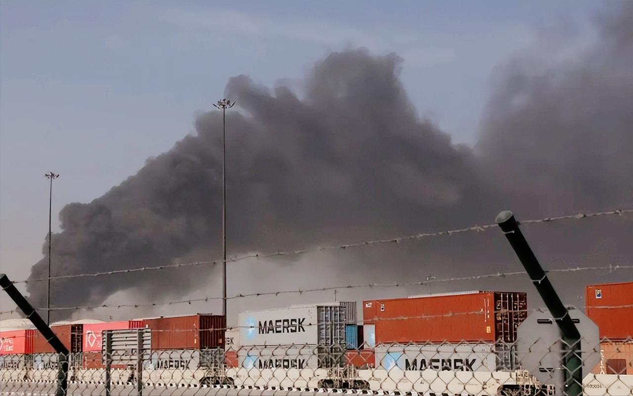 塞尔维亚总统武契奇一直在刷存在感，最近更是直接动身飞赴阿联酋为其撑腰。
 
别看