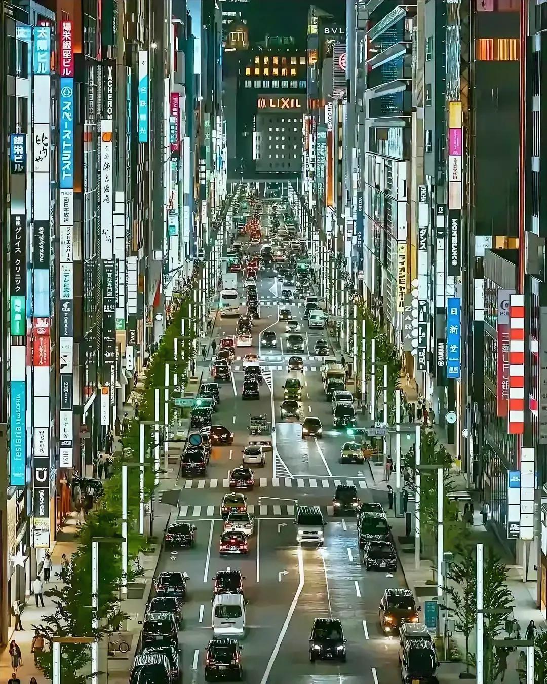 这是日本东京银座街的夜色：繁华而不拥挤，繁忙而不紊乱。
也许，这就是文明城市的基